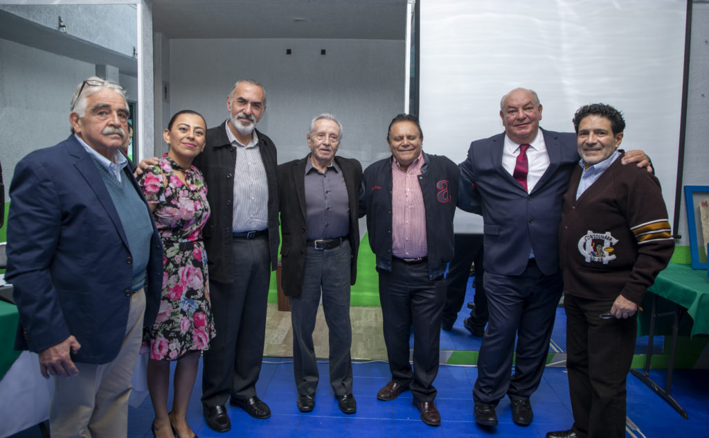 Adultos nadando en piscina