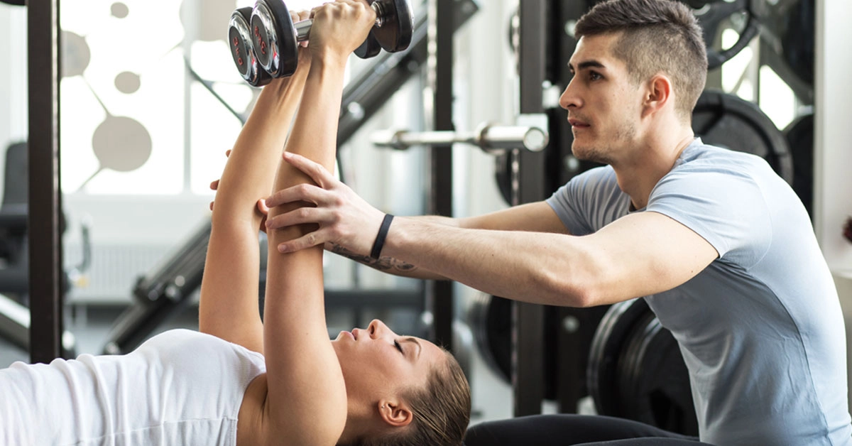 10 BENEFICIOS DE IR AL GIMNASIO ¡TOMA NOTA!